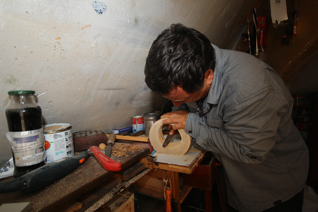 Lavorazione del legno per la creazione della lampada. Qui sta facendo il buco centrale dove verrà installata la lampadina