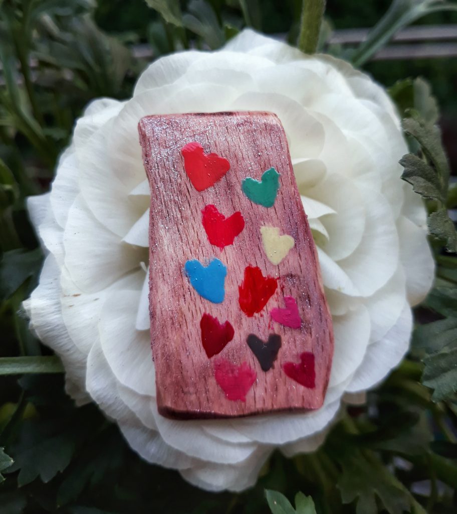 Ciondolo di San Valentino legno con decorazioni a forma di cuori colorati