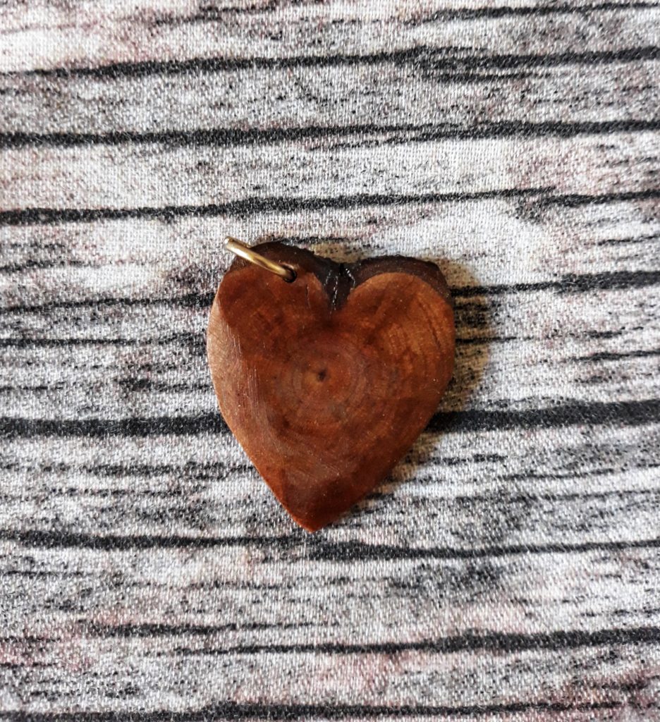 Ciondolo di legno a forma di cuore levigato a mano regalatomi da Federico per San Valentino