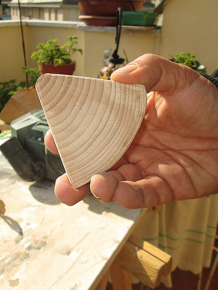 Ciondolo in legno levigato, tagliato da un pezzo di tronco triangolare
