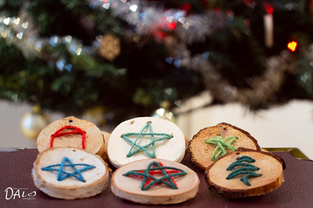 Le decorazioni per albero di Natale pronte per essere appese