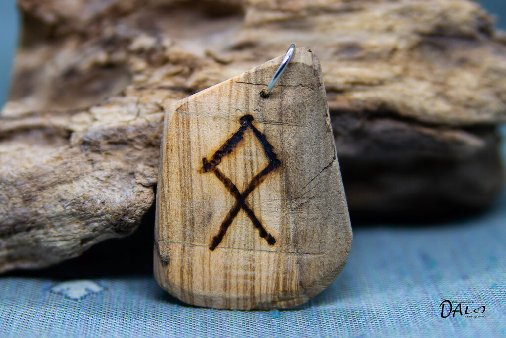 Le Rune significati e leggende. 
Ciondolo di legno con inciso la runa othila